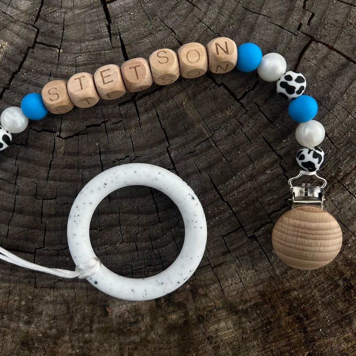 grits_and_glory's tweet image. Check out this ADORABLE mama &amp;amp; me matching set! 🐮🤍

Teether Clip: $15
S/M sized wristlet: $16 
Add custom Keychain OR Tassel: $5
Add custom Keychain AND tassel: $8

Message me to order your own!

#siliconeteether #smallbusiness #smallbusinessowner #custommade