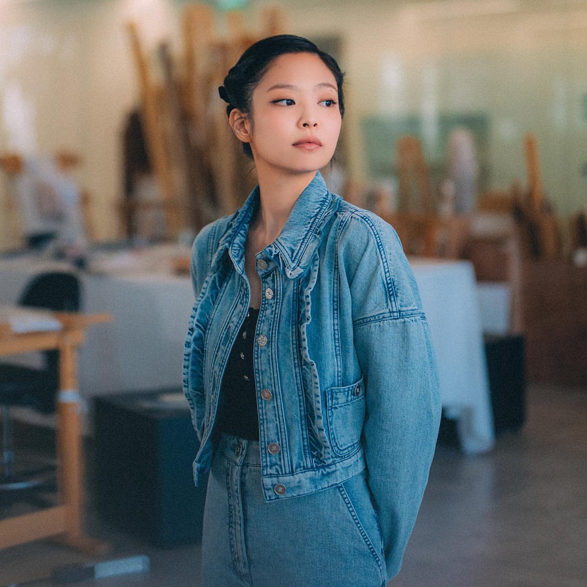lesblinkot4's tweet photo. Omg Jennie es tan perfecta, ese outfit le queda tan bien y ese peinado, qué linda https://t.co/PIlCAUIHyk