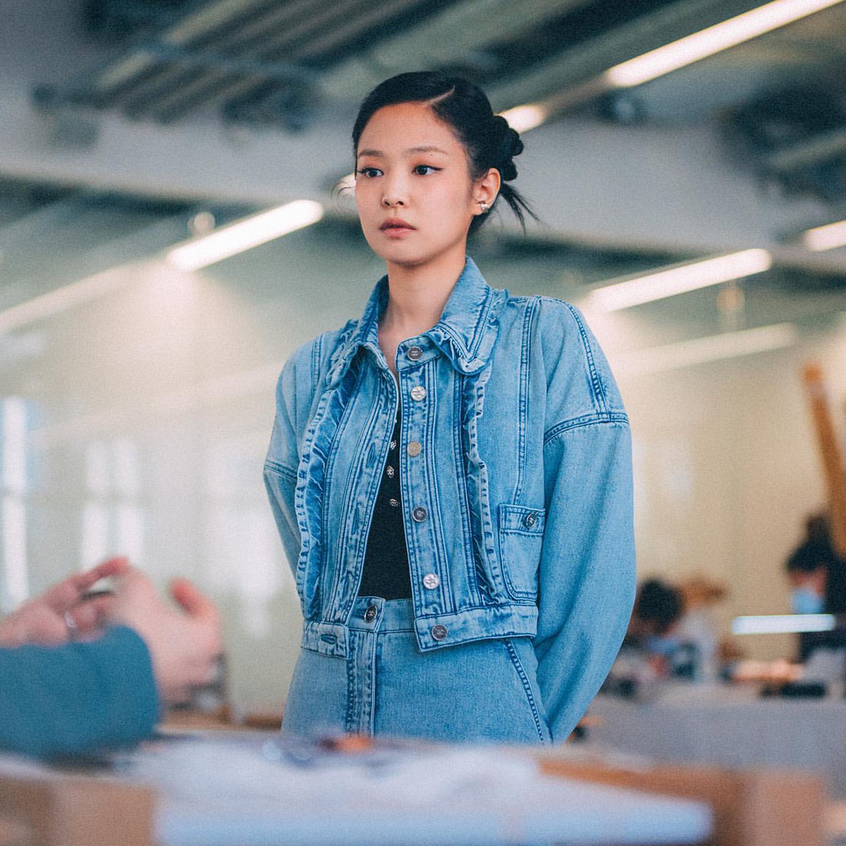 lesblinkot4's tweet photo. Omg Jennie es tan perfecta, ese outfit le queda tan bien y ese peinado, qué linda https://t.co/PIlCAUIHyk