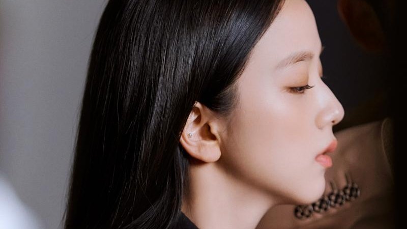 kim jisoo's side profile appreciation tweet