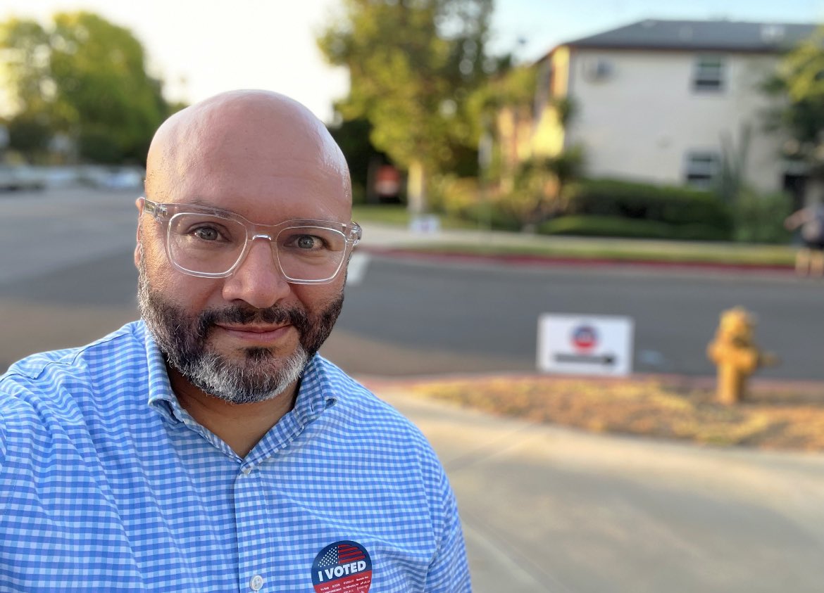 BalbinoAviles's tweet photo. “Con los lentes bien puestos” Votamos en las #Primarias de #California #IVoted #VotoLatino @elpoderenti #Balbination #InmigranteComoTu https://t.co/be3DK4pGBJ