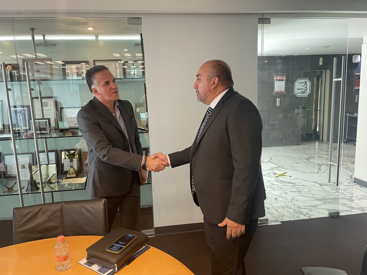 Acompañamos al Secretario <a href="/ramonalfaro4/">Ramón Alfaro G</a> y al Alcalde  <a href="/jmendozamarquez/">Javier Mendoza Márquez</a> a reunión con Óscar del Cueto <a href="/cuco66/">JP</a>, Director General de KANSAS CITY SOUTHERN DE MEXICO, p/ dialogar sobre avance del convenio a firmarse con @SCT_mx en torno al Libramiento Ferroviario de Celaya @SDESGTO