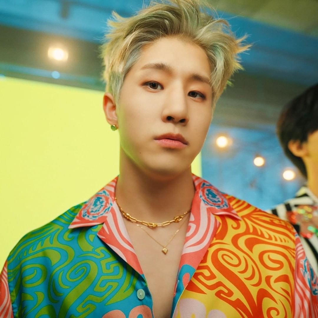 onlyparkjinwoo's tweet image. @ atome.sg INSTAGRAM UPDATE

Caption: 

Upclose and personal with @ ast_jinjin 😍

How many colours can you spot in the psychedelic shirt he's wearing? Comment below and share it with us 🤩

#AtomeSG #ownyourexpression #astro #timetoownit #atomexastro #arohastro