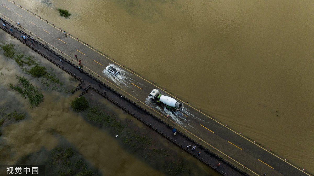 vcgimage's tweet photo. Aerial view of vehicles driving along a flooded road on the banks of Poyang Lake after rainfall in Yongxiu County, #Jiujiang City, #Jiangxi Province, #China. | June 6, 2022
📸 Ma Gang | #vcgimage

#weather #lake #water #flood #driving https://t.co/oOVtCPAroj