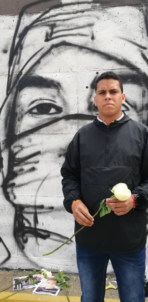 LewisSebriant's tweet photo. Éste es el homenaje a #NeomarLander que provocó la detención de Carlos Maneiro (@maneirocs ) por parte de PoliChacao bajo la dirección del falso Alcalde Opositor Gustavo Duque (@duquegustavoS).

Después de 5 años Neomar le sigue haciendo ruido a Maduro y sus aliados. 
#LibertadYa https://t.co/TGZ5z51yoi