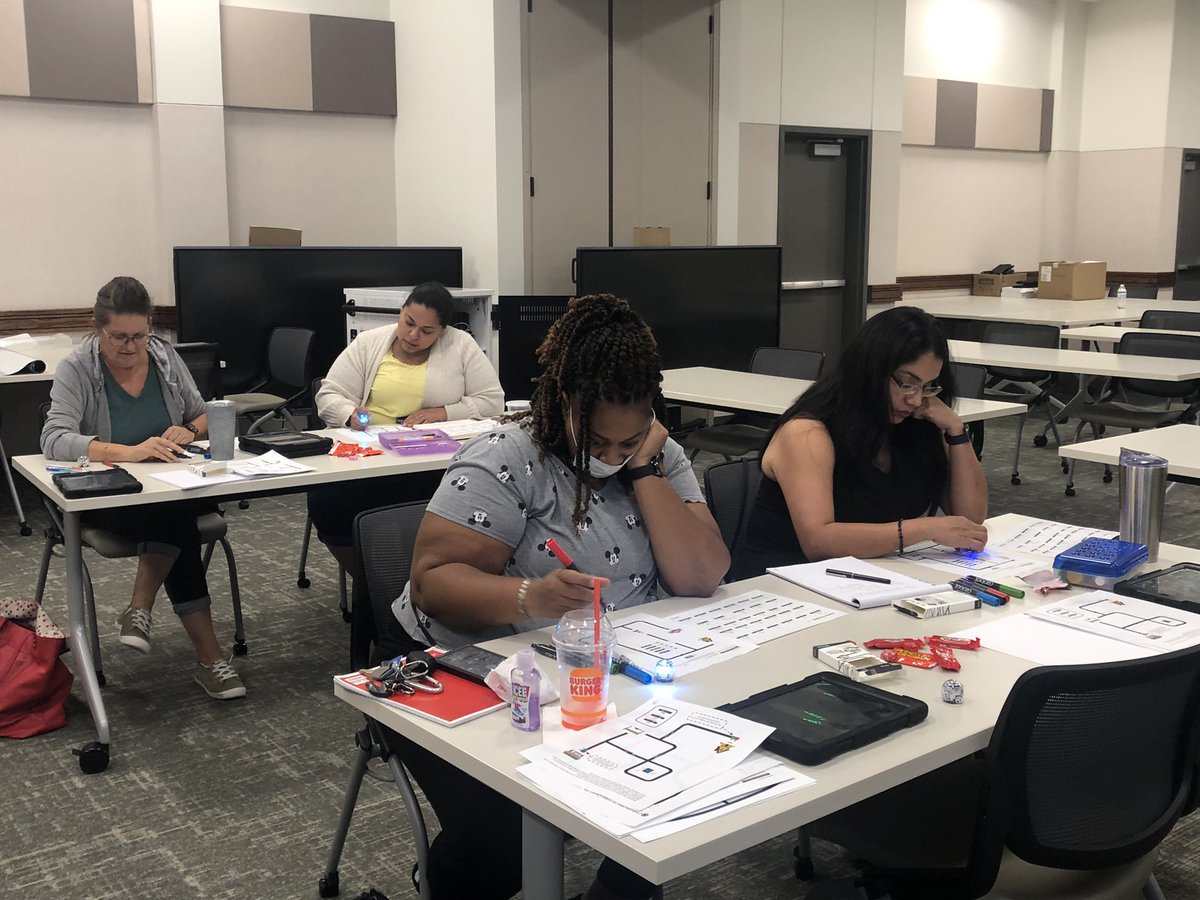 kdoug_scitech's tweet image. Had such a great time today with Derrick @OlleMightyOwls teaching educators about @Ozobot ! Next up #introtocoding