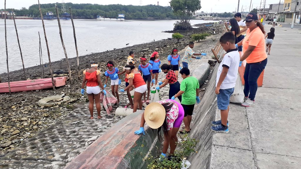 JimmySimisterra's tweet photo. Celebramos el Día Mundial del Medio Ambiente realizando una minga de limpieza, y charlas de cómo cuidar el medio ambiente y reciclar basura, en el Estero Salado. Nos acompañó #ClubRotarioAstilleros  @upsalesiana @fcleoguerrero Afromestizo Candente, Barrio Canoas. #IslaTrinitaria https://t.co/CpZfVY8lr3