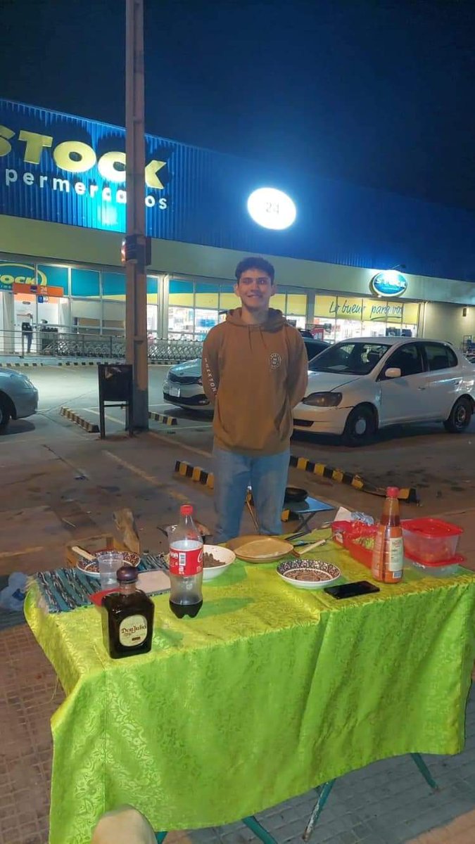 jc24_martinez's tweet photo. Hoy fui al stock de Lambare Defensores, y este muchacho concepcionero esta vendiendo tacos, burritos y quesadillas.
La amabilidad hecha persona el muchacho, si por ahí quieren pasar y darle una mano.
Me olvidé sacarle una foto, pero encontré una. 🙌 https://t.co/e7hn9RWxIO