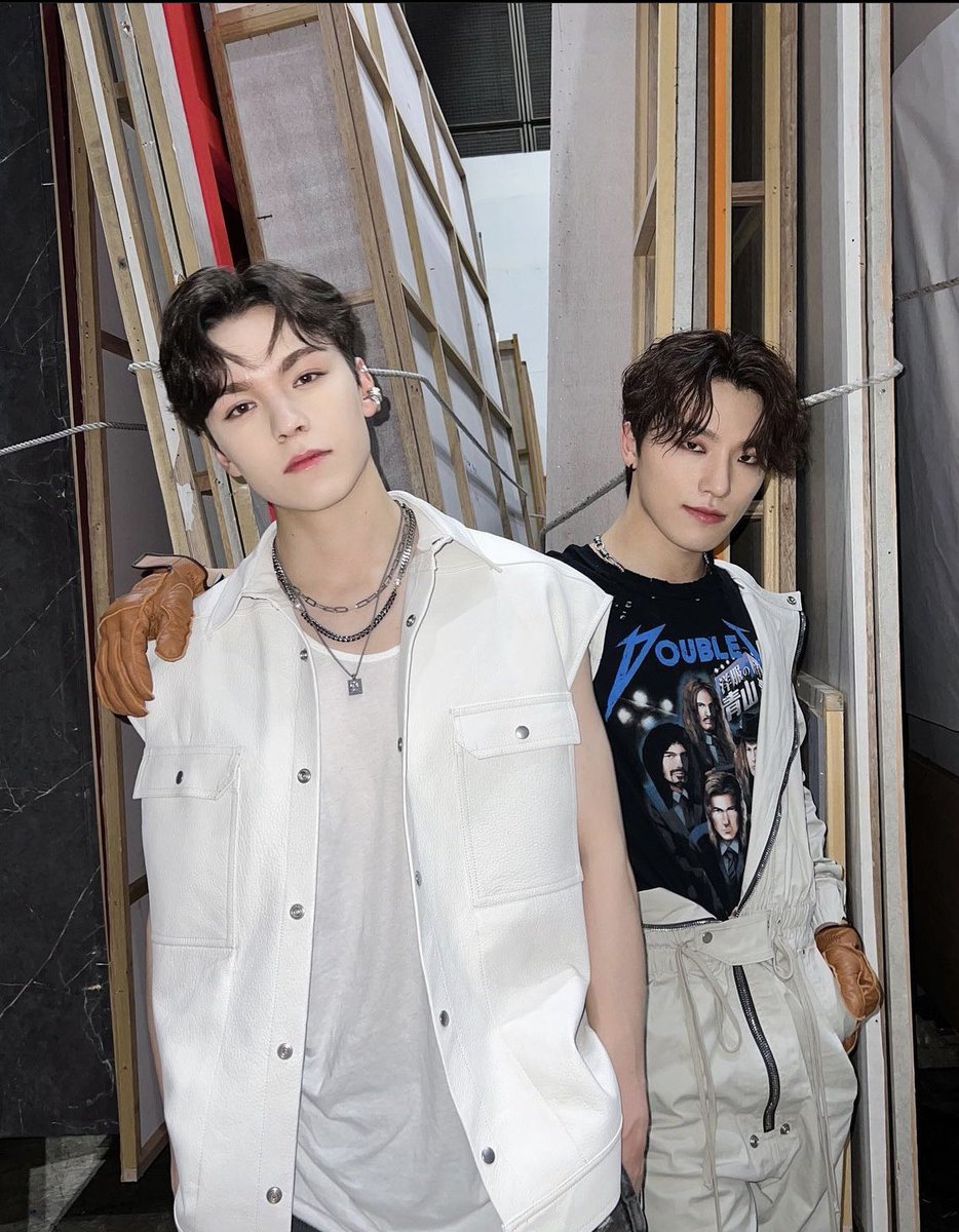 VVithVernon's tweet photo. When your bias and bias wrecker take a photo together 😳😭😭😭 ❤️the amount of heart attacks I had with these ♥️🫶🏻🫶🏻 #First Bias #Bias Wrecker #FYP https://t.co/OdYYhyFN1r