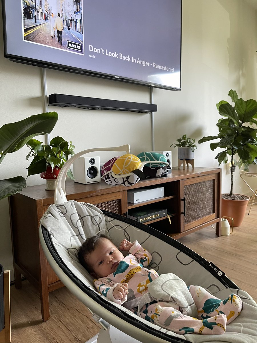 daysicakes's tweet photo. @kerryboye I try to only play regular music for her in hopes that I don’t have to force myself to listen to those weird baby ones but I feel it’s inevitable?! Had an Oasis listening party this morning https://t.co/FtAwBTThzv