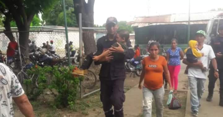 bomberostru's tweet photo. #Abordajes
Estos últimos días nos hemos desplegado en diferentes municipios del estado, junto a los demás organismos para la atención social de nuestro pueblo, siguiendo lineamientos del Gobernador Mayor Gerardo Marquez
@Gerardo4fPsuv
@GobTrujillo
@DGNBEnLinea
@CiudadTRU https://t.co/SMh4CNi8v2