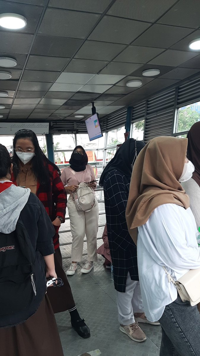 ayuuyoee's tweet photo. Pen nangiss. Tiap nunggu 1A @PT_Transjakarta di harmoni lama muluu. Selalu 30menit lebih. Ga mau bikin rute pendek harmoni-balai kota aja apa biar warga ga resah nungguinnya. https://t.co/eNxzEf3pG8