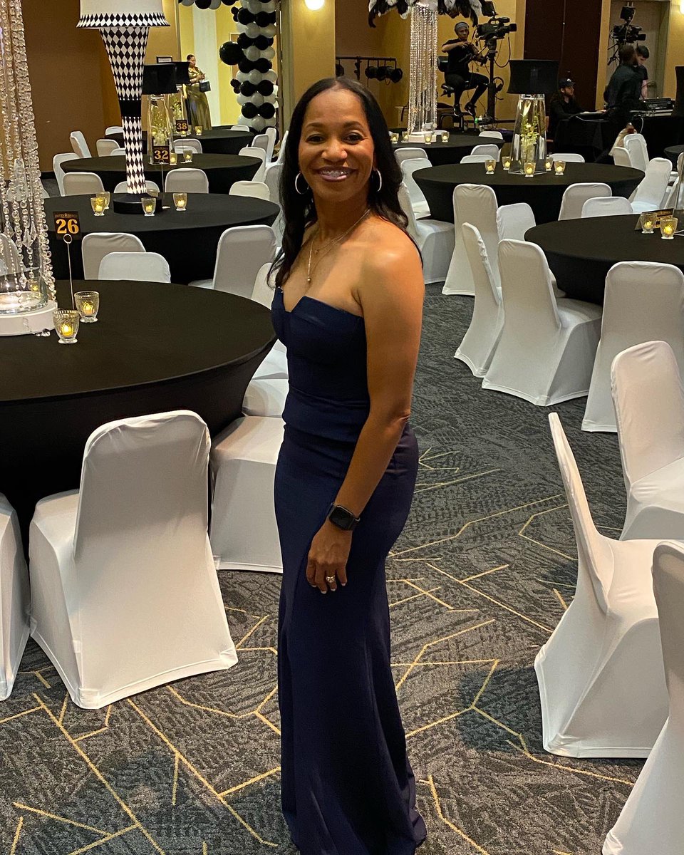 AkeiaEncalade's tweet photo. 6/7/1976= 46 years young 🎉🎂🥳
#46where #itsmybirthbday #OnThisDay #yacwife #karaazmomma #kodahumanlady  #agedtoperfection 
1x4 the birthday chic https://t.co/ZY2EW39z54