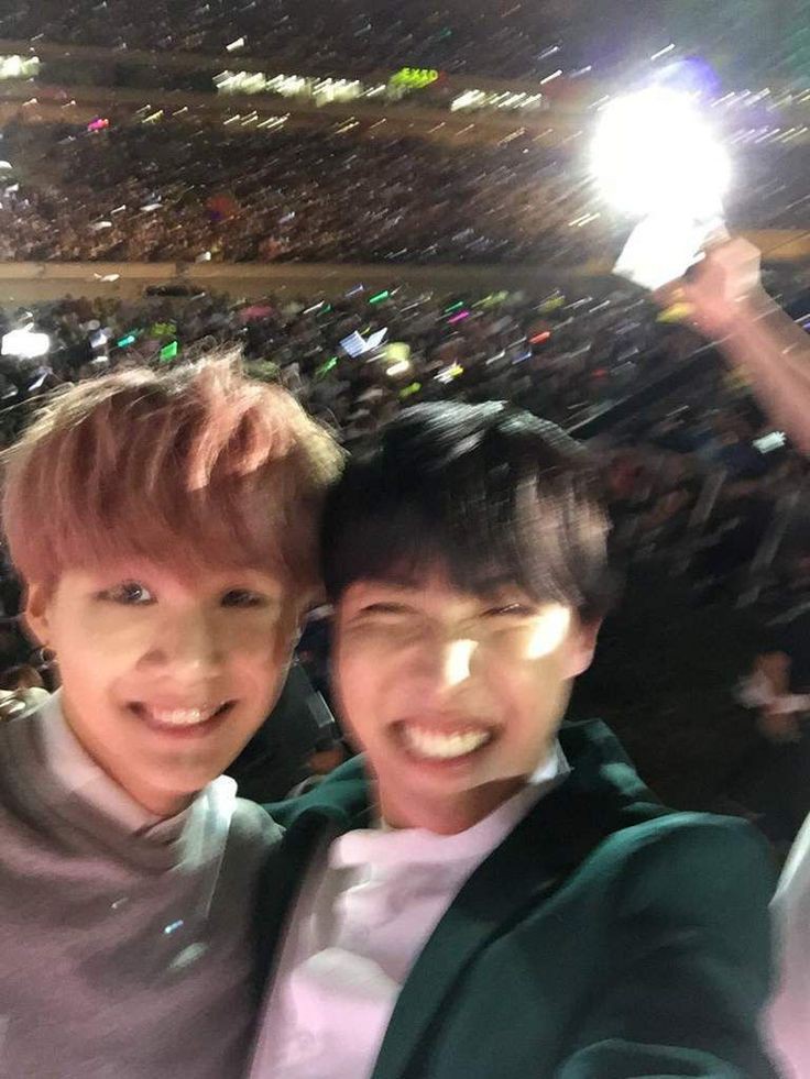 serotans's tweet photo. this picture of jhope and yoongi is pure serotonin :( https://t.co/Thv3yiNdd1