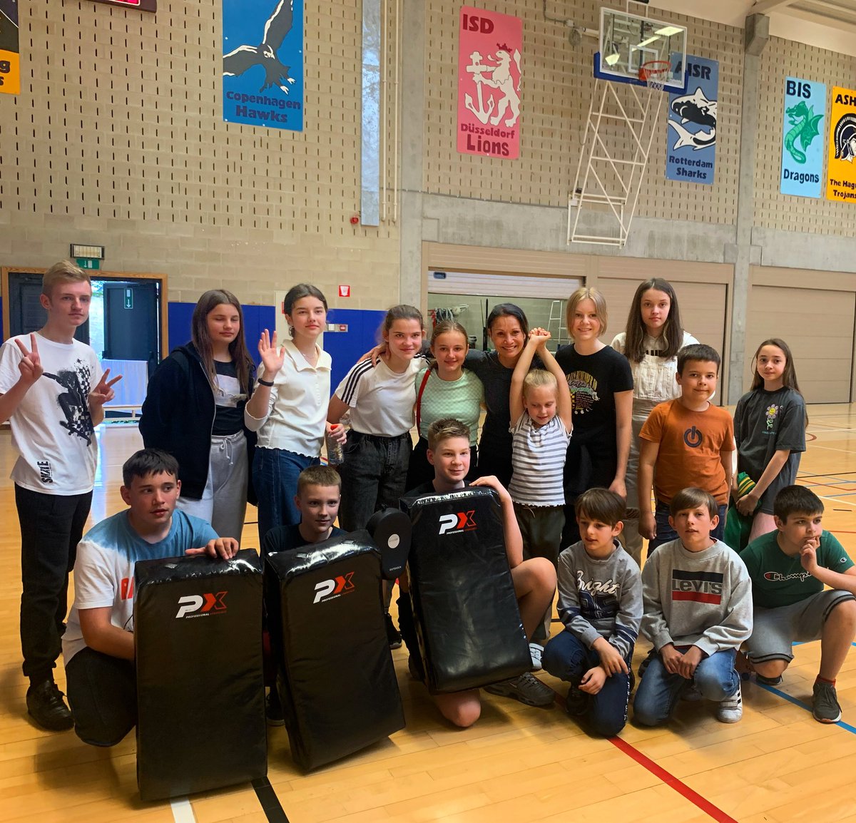 sandoacademy's tweet photo. Selfdefense program organized by AIS Antwerp to support and empower these young students from Ukraine 🇺🇦 #supportingukraine #empoweringyouth #sandoselfdefense https://t.co/J3HUZVjVVP