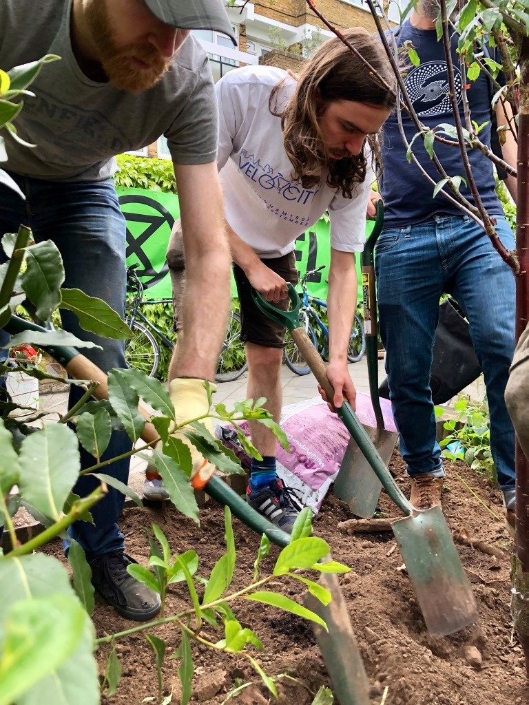XRLambeth's tweet photo. Research on #UrbanFarming shows vegetation of the right kinds are especially good for sequestering carbon from the atmosphere, regulating microclimates, harbouring biodiversity, encouraging pollination, restoring soils, &amp; can even mitigate natural disasters, explains @DanEvansol https://t.co/yCLoqwTaRy