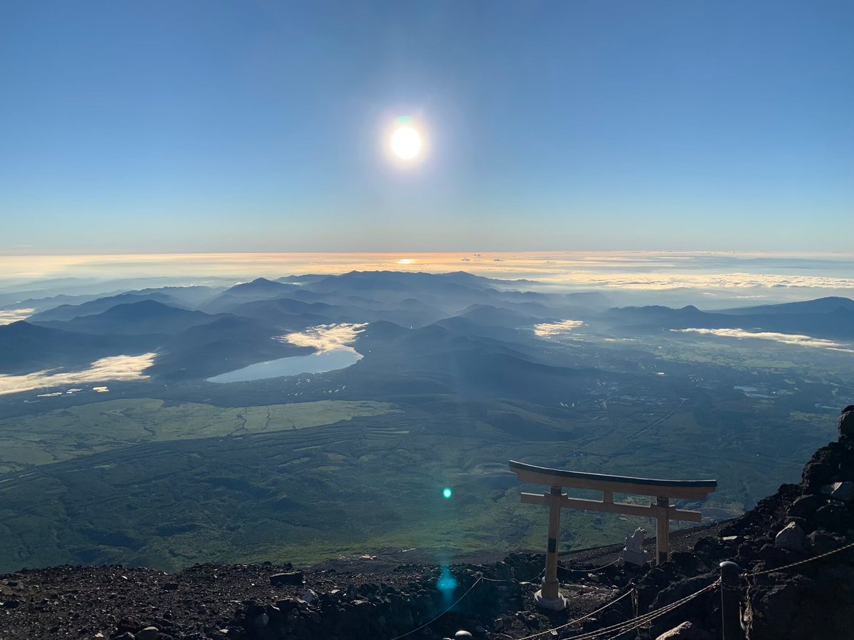 choucho0115's tweet photo. ちなみに

これは、富士山山頂から撮った山中湖…！！！
……だと思うんだけど、合ってますかね…？
吉田ルートから登ったから合ってるはず⛰ https://t.co/6p5nJ2aZK9