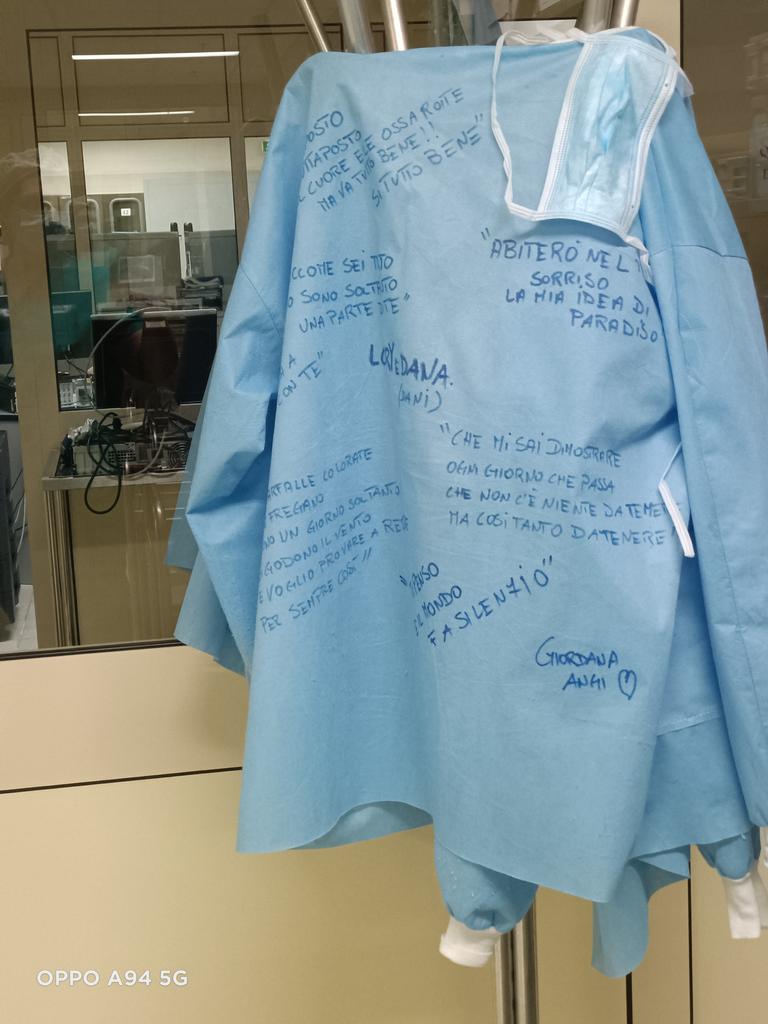 Lolaedana's tweet photo. Io così per non perdere ogni sua emozione💙#giordanaangi #casa
#siccomesei
#amamiadesso
#tuttaposto
#lecosechenondico
#stringimipiuforte https://t.co/VbHvpcP19N