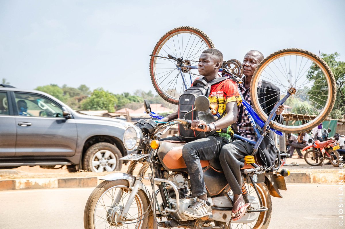 Semagandajoshua's tweet photo. A man transports his bicycle by road through lira city northern Uganda. Ownership. Our streets
Photo by : ©JOSHUA VICTOR SEMAGANDA
.
.
.
.
.
Documentary 📸
#PhotoOftheDay
#everydayafrica
#everydayuganda https://t.co/x3WzFkHyGW