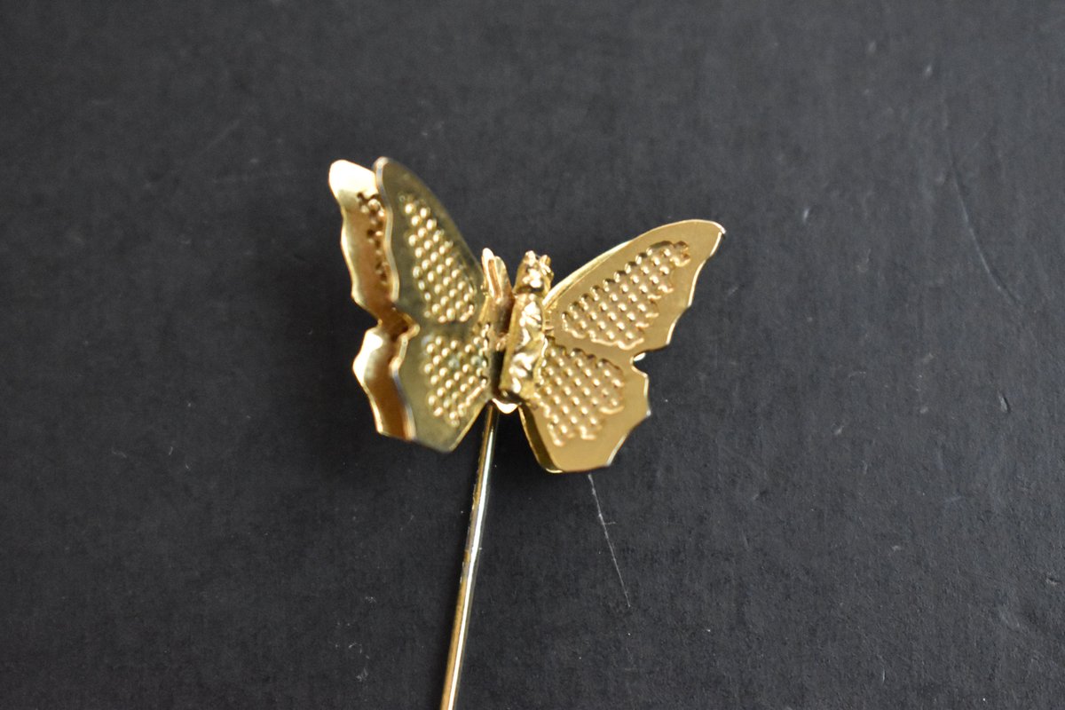 Wisdom_Lane's tweet photo. Vintage Unmarked Small Gold Tone Metal Figural Stick Pin With Pin Cap And Butterfly Motif https://t.co/KYvuCVx8ld #WisdomLane #ButterflyMotif https://t.co/f8ikGYJnfr