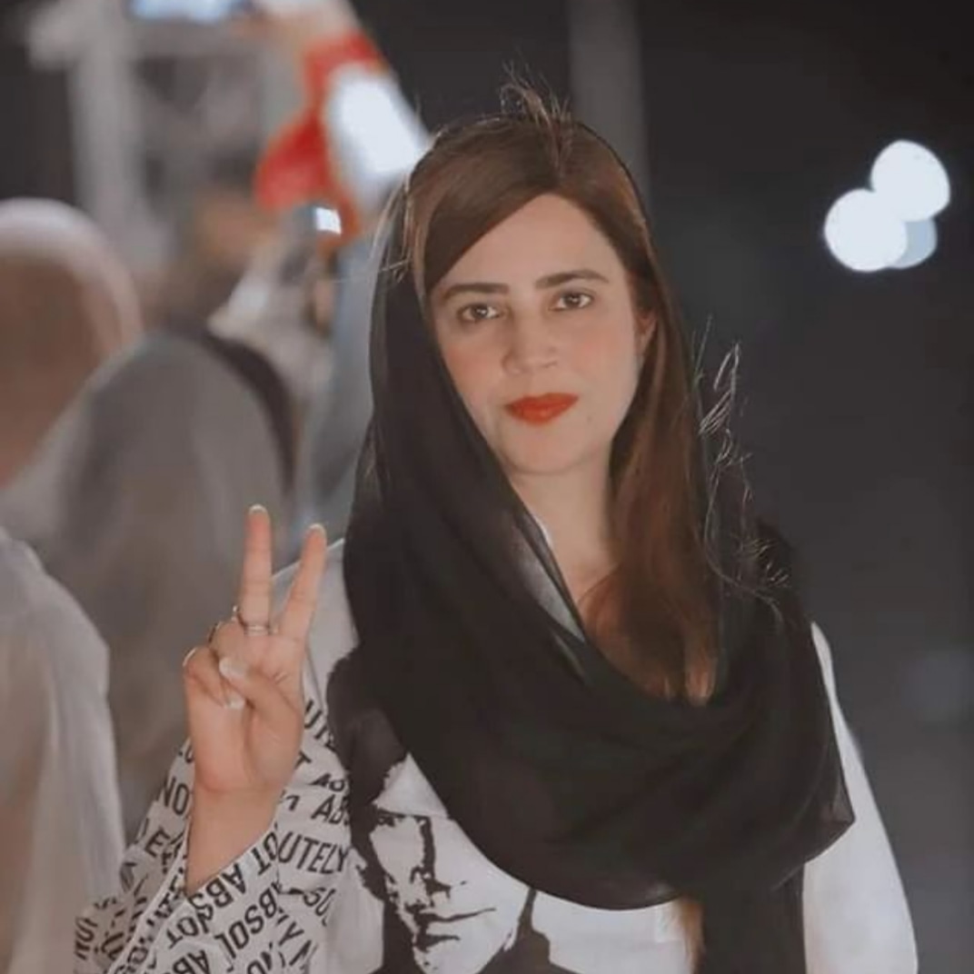 Op_b0y's tweet photo. شیری رحمان سے تو ہماری زرتاج گل محکمہ موسمیات اچھی تھی۔
جب زرتاج گل تھی تو موسم بھی ٹھنڈا اور بارش ہوتی تھی۔
اور جب سے شیری رحمان محکمہ موسمیات بنی ہے تب سے نہ بارش ہوا بھی گرم اور قحط سالی۔
#Difference_Between https://t.co/bTwfLwPfCE