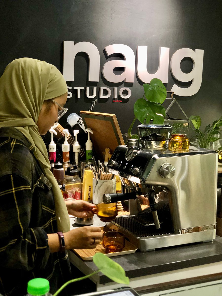 maqanmy's tweet photo. Psstt: Guys kalau kesini jangan ramai-ramai tau sebab seating limited tau. Anyway ambil gambar disini ialah perkara wajib. Cantik kot!
.
🍽Knock by Naug 
📍 No 50, Jalan Tan Hiok Nee, Bandar Johor Bahru
⏰10:00 AM - 6:00 PM
.
Instagram Knock by Naug,
https://t.co/qiXMQmf44X https://t.co/KwJDAZe3ok