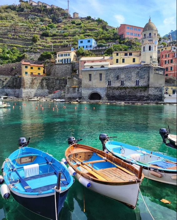 lamialiguria's tweet photo. #Vernazza vi farà innamorare dal primo istante 😍
Il mare è il cuore della cittadina, il punto dove converge la vita del paese, con le attività del porticciolo e l’arrivo dei pescatori 🌊
#lamialiguria 
📸 via IG: lemonseba https://t.co/nVhfXckvjI