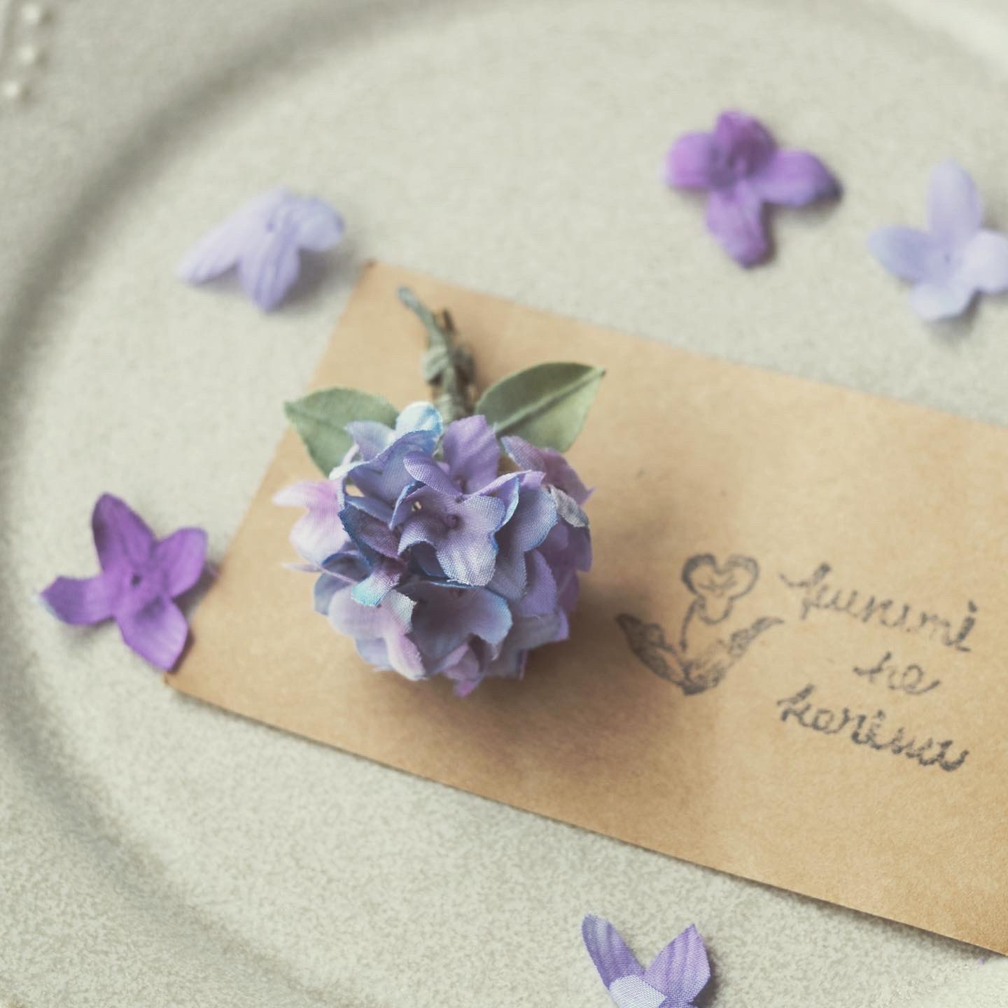 布花 くるみのこにわ デザフェス11 19 Al Twitter イベント用に作ったラベンダーブローチと 新たに作った小さな紫陽花ブローチをminneとcreemaにアップしました 次回のイベントは11月のデザインフェスタに初めて出店してみる予定です 布花 ハンドメイド