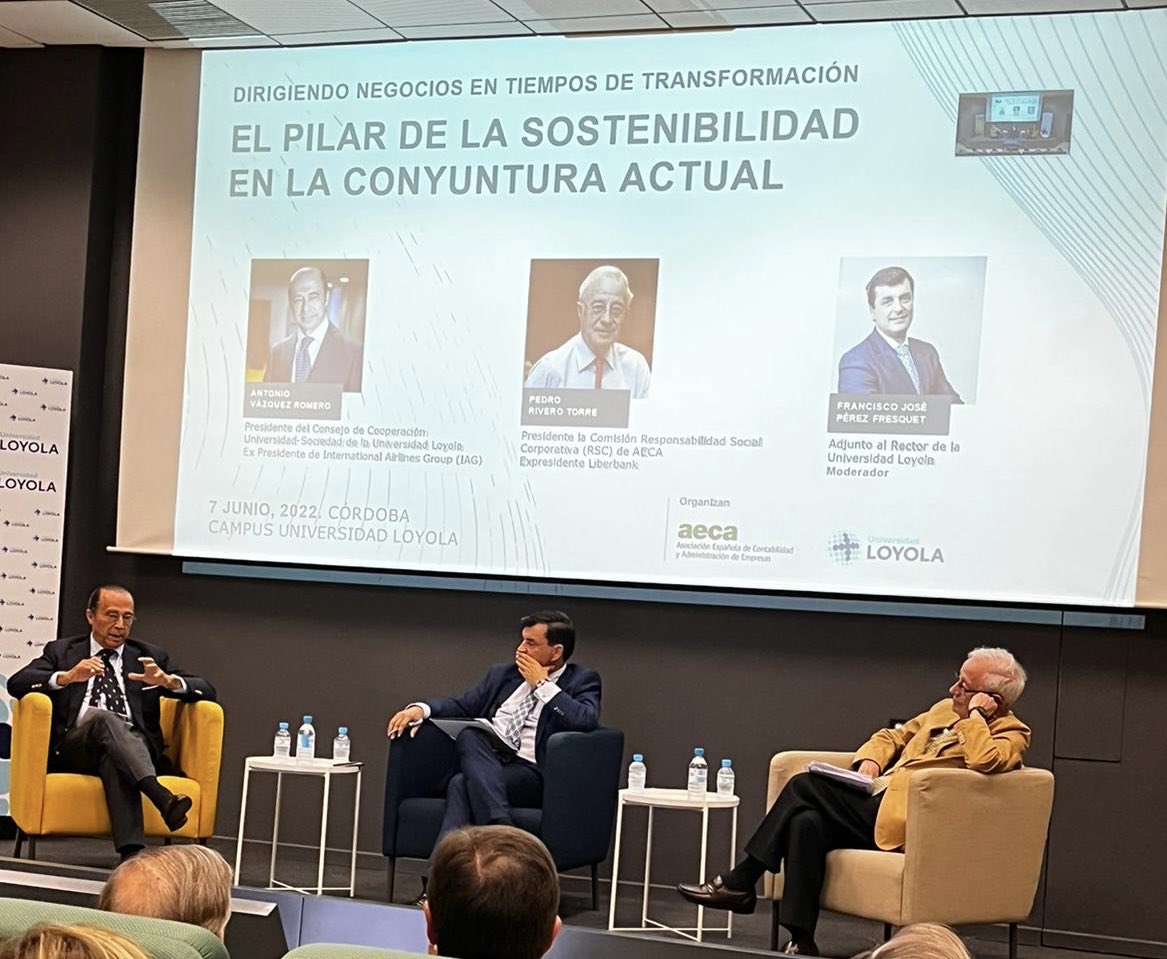 Ayer asistimos a una magnífica ponencia organizada por ⁦<a href="/asociacionAECA/">AECA</a>⁩ en la ⁦<a href="/LoyolaAnd/">Universidad Loyola</a>⁩ . Magnifico análisis de Antonio Vazquez Romero sobre los escenarios  presentes y futuros a tener en cuenta en la actual gobernanza.