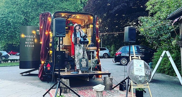 gemmasutton1's tweet photo. This weekend of Jubilee Gigs. 11 sets in 5 places over 4 days. Still recovering! #thevb5s #thevb3s #thevoicebox https://t.co/stgSZjXui4