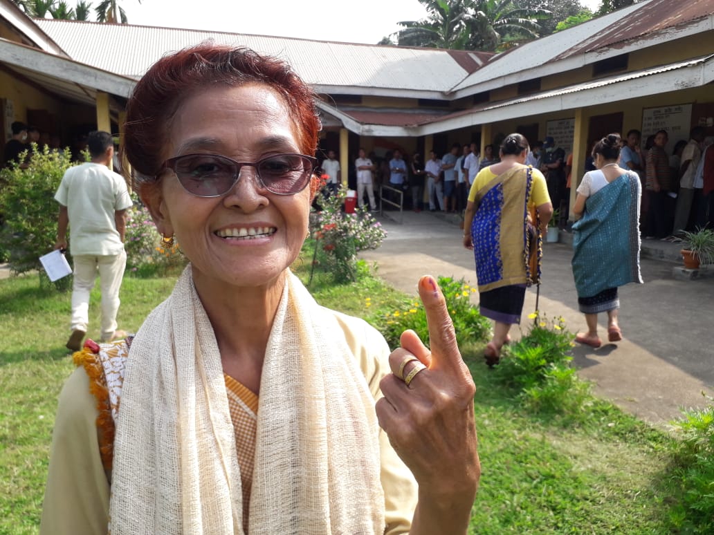 airnews_ghy's tweet photo. কাৰ্বি আংলং স্বায়ত্ব শাসিত পৰিষদৰ নিৰ্বাচন অনুষ্ঠিত হোৱা ডিফু টাউন প্ৰাইমেৰী স্কুলৰ এটা ভোট কেন্দ্ৰৰ প্ৰাংগনত জেষ্ঠ নাগৰিক ভোট দাতাৰ দ্বাৰা গছ পুলি ৰোপণ কৰা হয়।
#kaacelection
#AIRpic: Kangbura https://t.co/I0mMH65qVV
