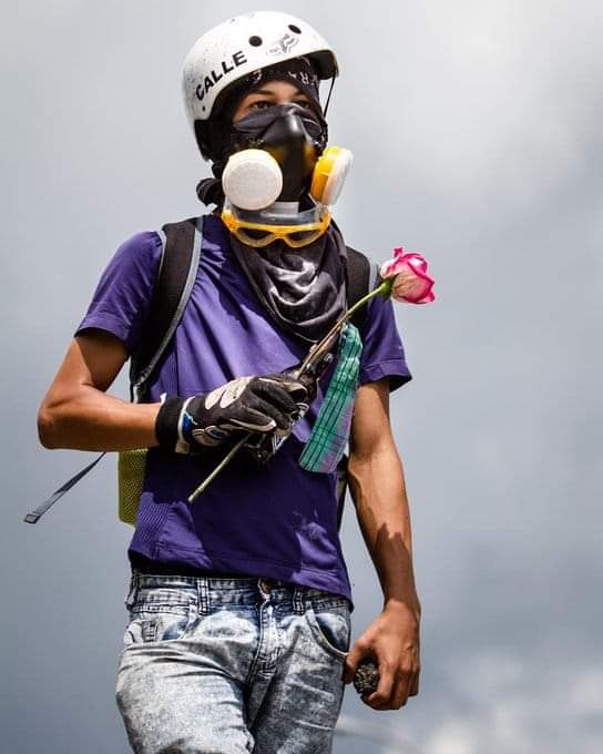 embersha's tweet photo. Le siguen temiendo a tu legado por eso los persiguen para callarlos, la dictadura de Maduro busca borrar tu historia con carcel represión y sepultura,
Pero este pueblo rebelde no olvida porque olvidar es rendirse y tu en el asfalto jamás lo hiciste... https://t.co/5GcklqY9Gu