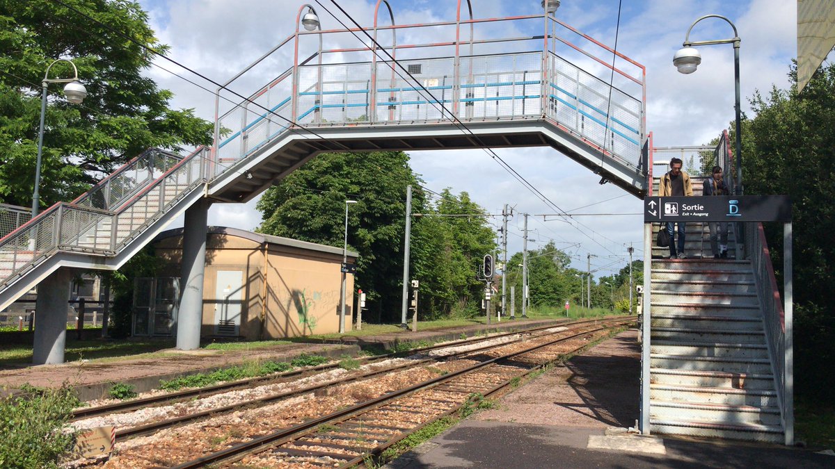 e_alcouffe's tweet photo. @train_nomad bonjour quand est ce qu’en gare de Pont l’Evêque on va faire quelque chose pour faciliter le passage d’une voie à l’autre pour les personnes à mobilités réduites les poussettes les vélos ? Ça n’incite pas à prendre le train @RegionNormandie https://t.co/JqNRWAarPu