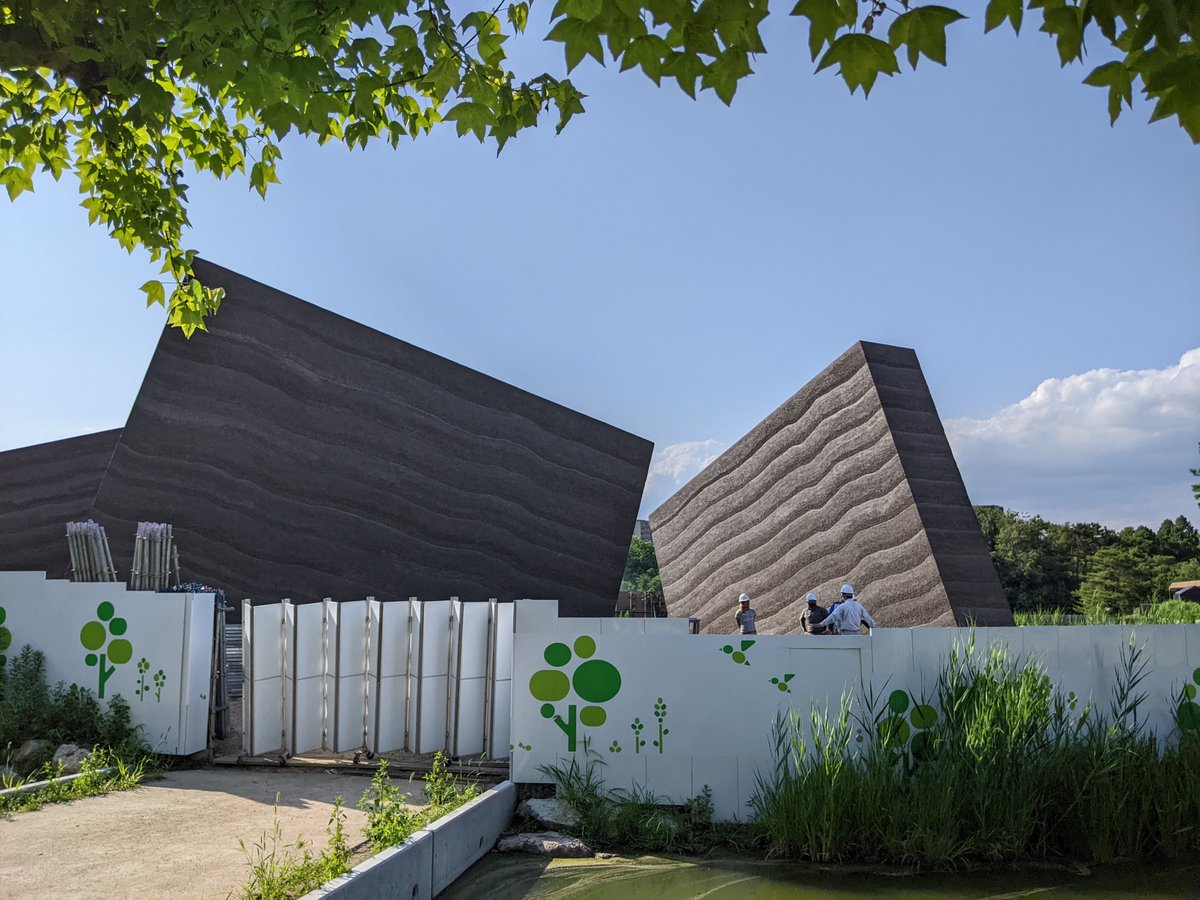 satocchin's tweet photo. #長居植物園
えらいこっちゃぁ、、
池の中の軟弱地盤が良くなかったのかぁ、、全部傾いてきたぞぉ～😆 https://t.co/9GcqEAUEgY