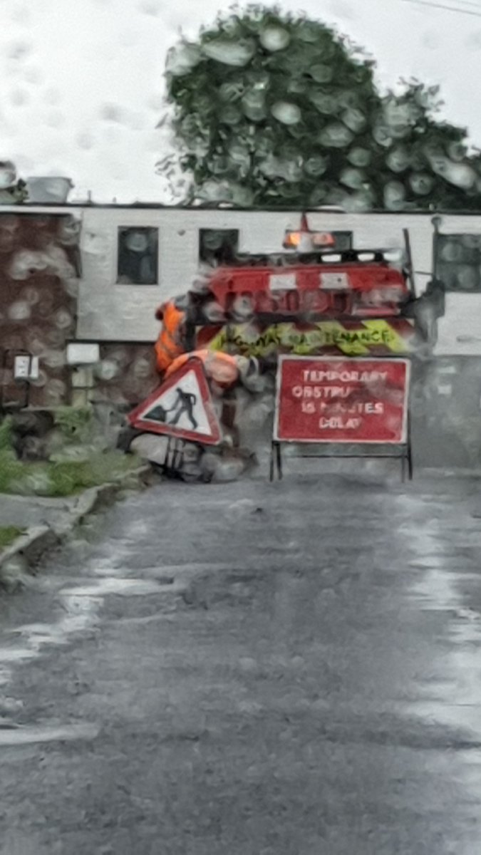 4lanFrancis's tweet photo. Whilst I applaud the fixing of potholes is 7.30 am when people are trying to get to work the best time to block access from a cul de sac. Drivers Mead, Lingfield today. #ClaireCoutino MP #SurreyHighways #TandridgeCouncil https://t.co/AtwcCEgTWE