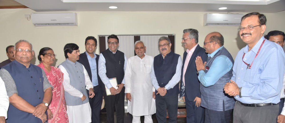 इन्वेस्टर्स मीट-सह-बिहार टेक्सटाईल एवं लेदर पॉलिसी, 2022 का लोकार्पण किया। इस पॉलिसी के माध्यम से राज्य सरकार का प्रयास है कि बिहार को निवेशकों के लिए वस्त्र एवं चर्म उद्योग में बेहतर अवसरों के केंद्र के रूप में विकसित किया जा सके। (1/3)