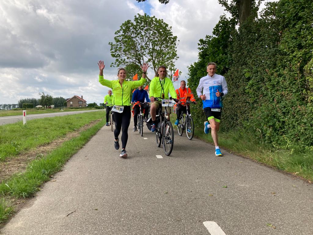 HAAGAtletiek's tweet photo. Het Roparunteam van HAAG Atletiek is maandag met een knalfeest op de Coolsingel gefinisht na 48 uur hardlopen door zon, wind en heel veel regen. Alles voor het goede doel: geld inzamelen voor mensen met kanker. Jij kunt ook nog bijdragen: https://t.co/1WdJDoTB0e https://t.co/cXprBgE3nR