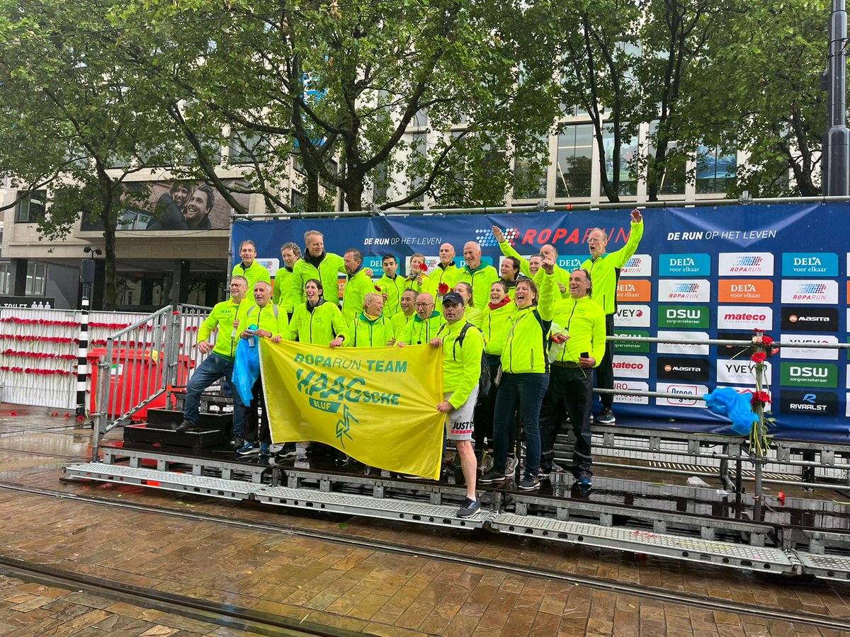 HAAGAtletiek's tweet photo. Het Roparunteam van HAAG Atletiek is maandag met een knalfeest op de Coolsingel gefinisht na 48 uur hardlopen door zon, wind en heel veel regen. Alles voor het goede doel: geld inzamelen voor mensen met kanker. Jij kunt ook nog bijdragen: https://t.co/1WdJDoTB0e https://t.co/cXprBgE3nR
