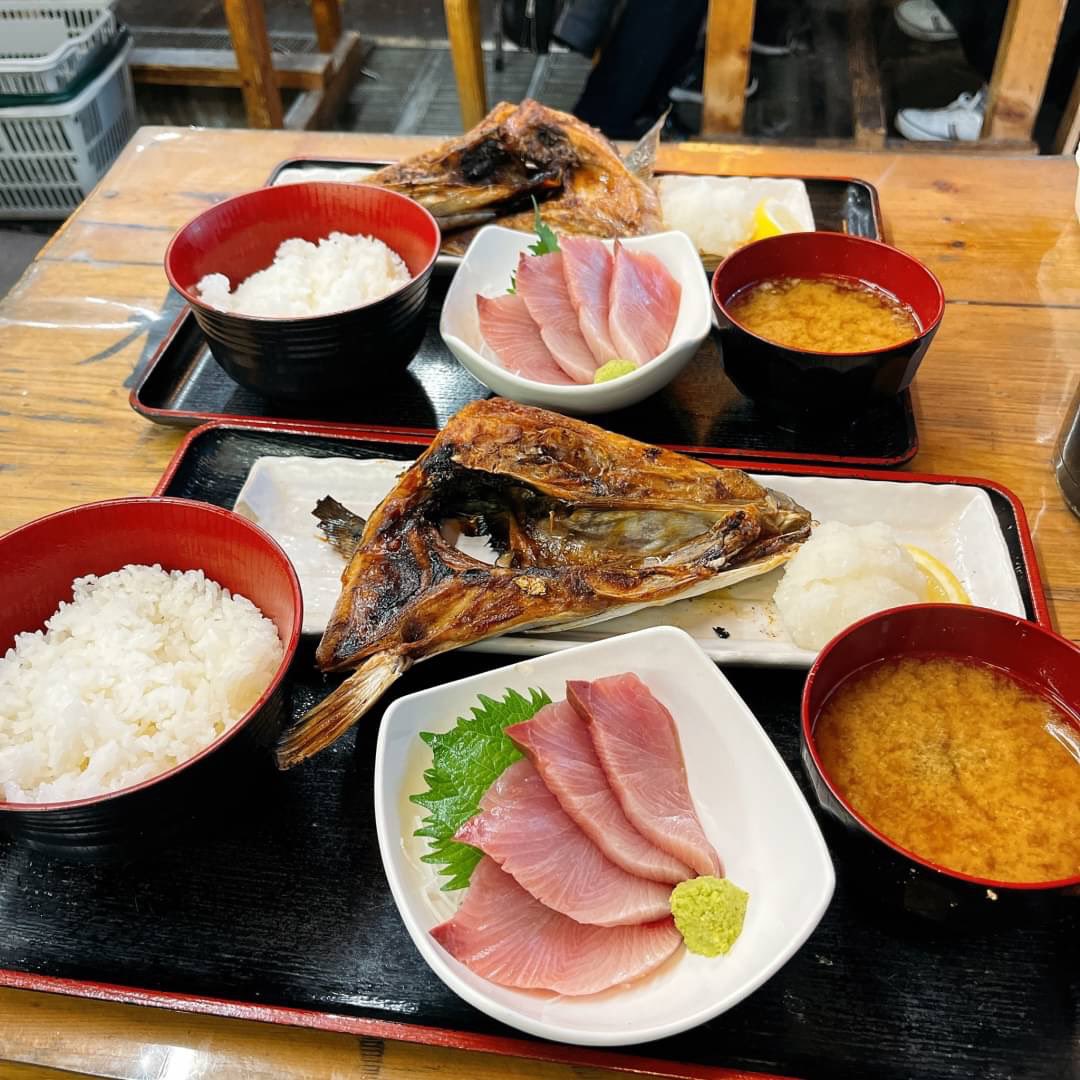 【タカマル鮮魚店】

以前紹介したタカマル鮮魚店では、日替わりの定食や焼き魚も絶品！
写真はブリの刺身とカマ焼き
日によって出るメニューが違うので何度でも楽しめる！

魚好きは是非行ってみてね！

<a href="/takamaru__japan/">公式　タカマル鮮魚店</a> 
<a href="/takamaru2gou/">タカマル鮮魚店2号館【公式】TAKAMARU NO.2 OFFICIAL- 新宿 SHINJYUKU</a> 

#タカマル鮮魚店　#ブリ　#刺身　#海鮮　#新宿　#海鮮ランチ