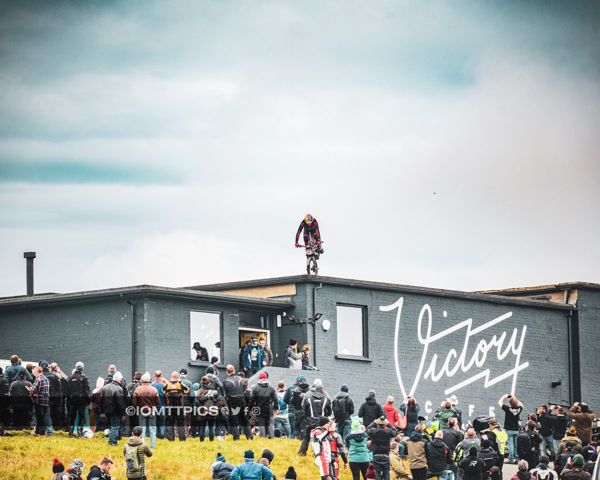 iomttpics's tweet photo. Steve Colley entertaining the crowds at the Bungalow on Monday during a break in the racing. #iomtt #ttraces #tt #isleofmantt #roadracers #iomttpics #lovett @stevecolleycouk @victorycafeiom https://t.co/uGmmjH0uSo