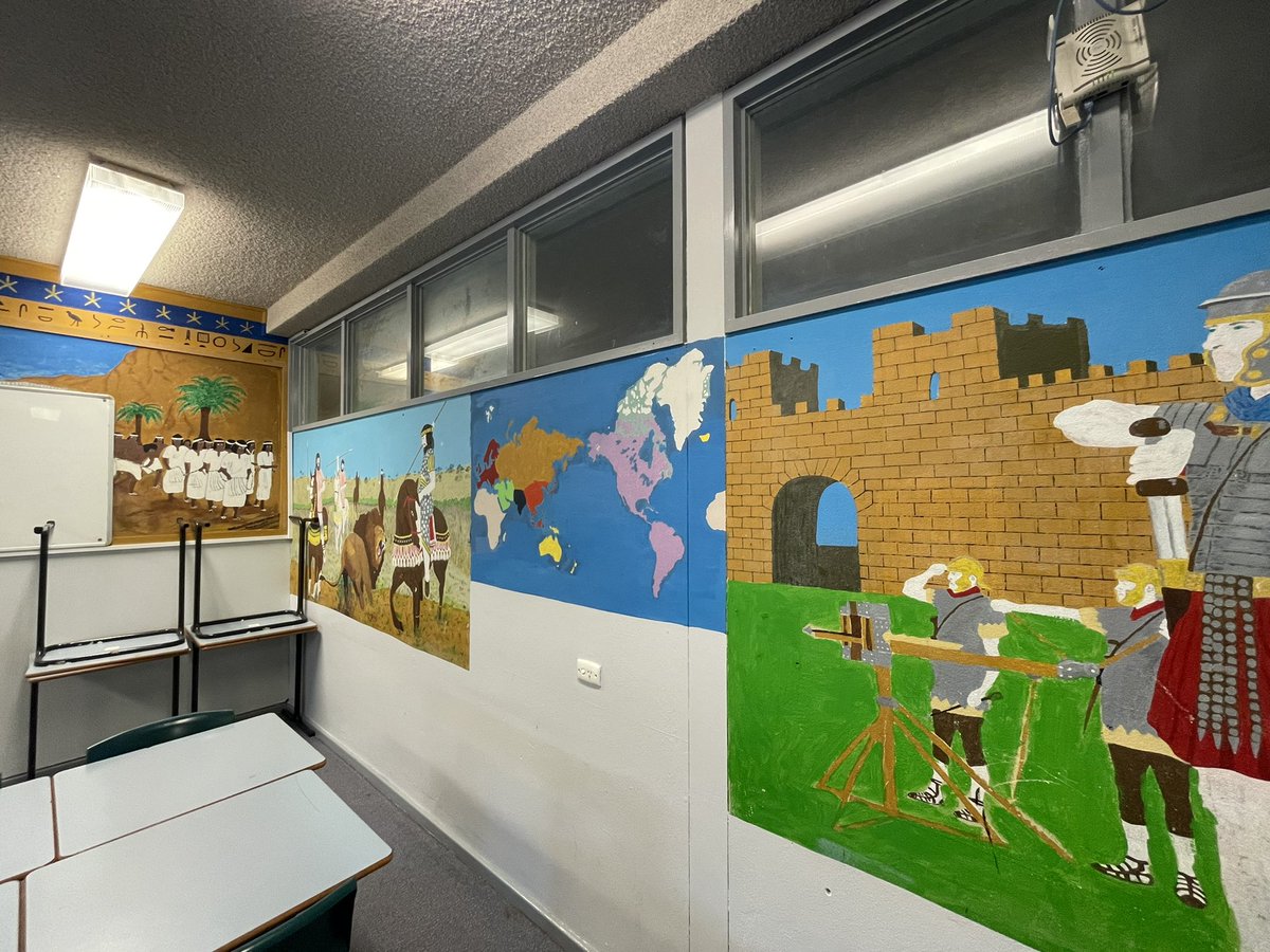 Today we worked with yr 7 at Swansea High School in their #AncientHistory room classroom which features  ✨amazing ✨history murals painted by students! Wow wow wow!! <a href="/mq_dha/">Macquarie University History and Archaeology</a> thoughts on us painting the Arts Precinct tute rooms? 🙃