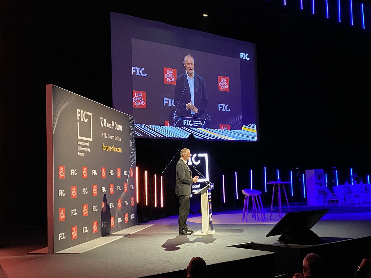 ANSSI_FR's tweet photo. [#FIC2022]
Guillaume Poupard, DG de l'@ANSSI_FR débute son discours : "Dans un contexte de tensions internationales accrues, il est plus que jamais nécessaire de renforcer le niveau de #cybersécurité en agissant à tous les échelons : national, territorial et européen." @FIC_eu https://t.co/NdWNxIg27K