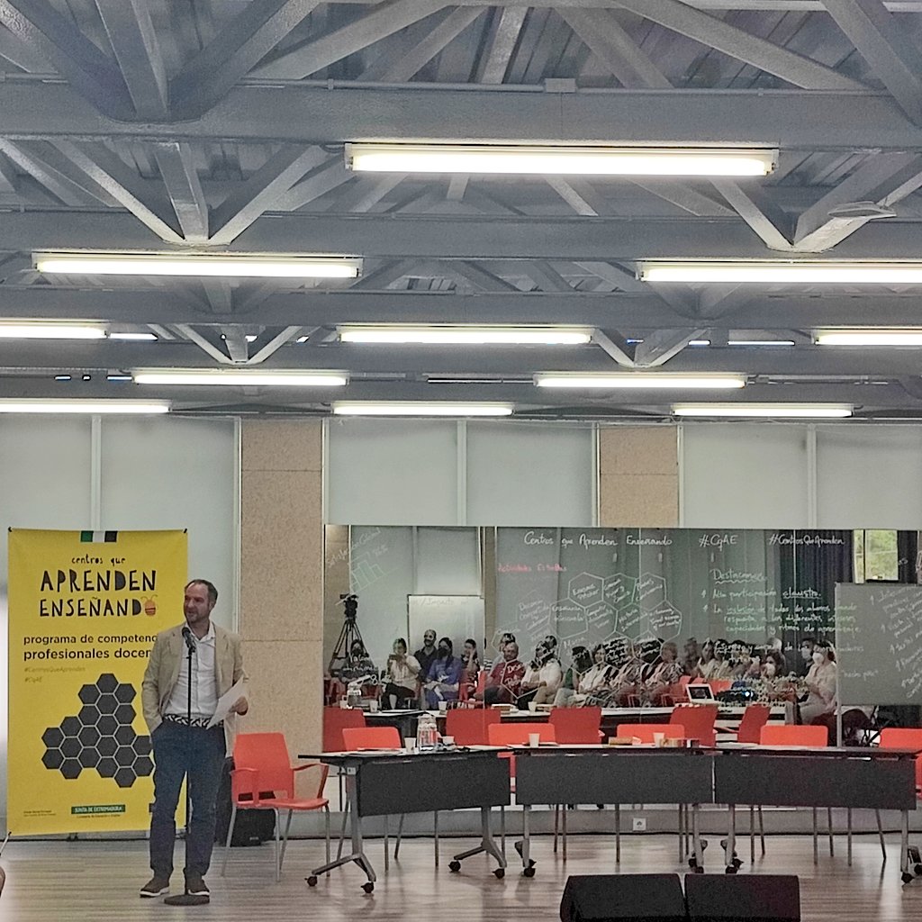 mgarciab01's tweet photo. @juanpiorange inaugura las Jornadas regionales del programa de Competencias Profesionales: Centros que Aprenden Enseñando:
"Esto es un programa que busca la afectividad/efectividad, útil y donde las decisiones colegiadas sean unas de las raíces del programa" 
 #CqAE @cprcaceres https://t.co/CfWOLC00c9