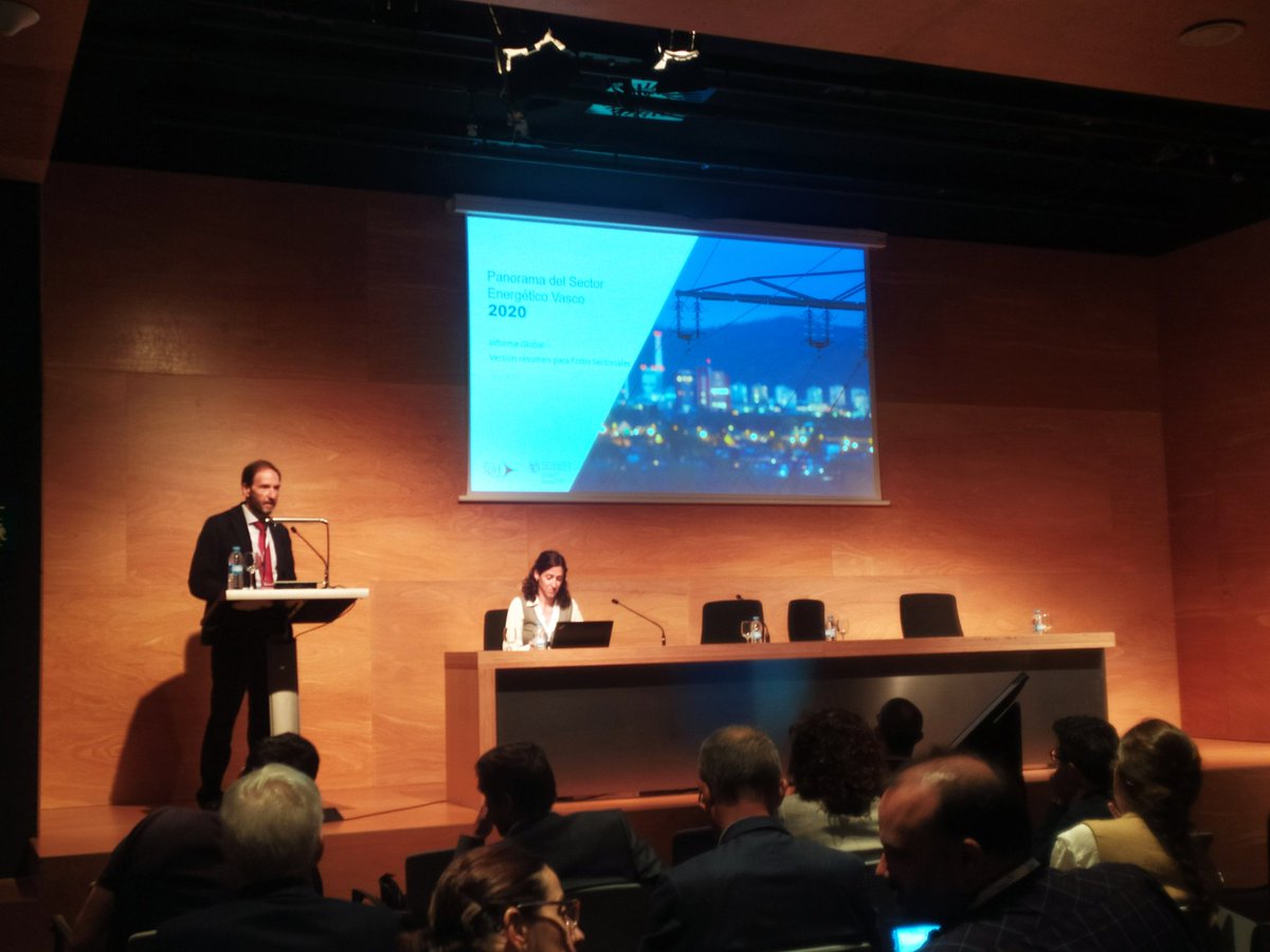 Cluster_Energia's tweet photo. En el primer bloque de la reunión, @tecnalia repasa las iniciativas actuales para impulsar la fabricación fotovoltaica en Europa, los asistentes comparten sus experiencias en la feria #Intersolar2022 y José Ignacio Hormaeche presenta el informe del #Panorama2020 del sector solar https://t.co/vBW9JqH6Wn