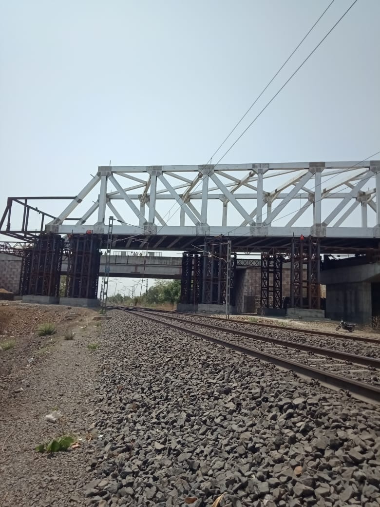 ShivajiIRTS's tweet photo. Central Railway Strengthening Infrastructure through Integrated Blocks @BhusavalDivn 
➖Launched Open Web Girder for 4-lane Maharashtra Gujarat Highway on Bhusawal - Badnera section.
➖ Replaced worn out Rails &amp; Fittings of Special Diamond near Bhusawal C cabin.
@RailMinIndia https://t.co/3rKL4uZ5Xd