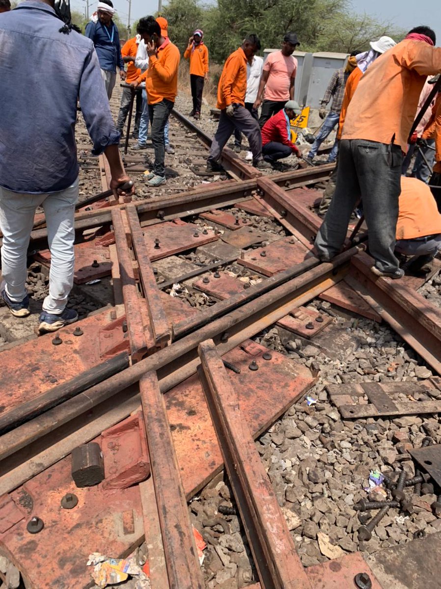 ShivajiIRTS's tweet photo. Central Railway Strengthening Infrastructure through Integrated Blocks @BhusavalDivn 
➖Launched Open Web Girder for 4-lane Maharashtra Gujarat Highway on Bhusawal - Badnera section.
➖ Replaced worn out Rails &amp; Fittings of Special Diamond near Bhusawal C cabin.
@RailMinIndia https://t.co/3rKL4uZ5Xd