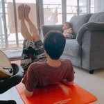 リングフィットしている大人を見守る赤ちゃんの図。