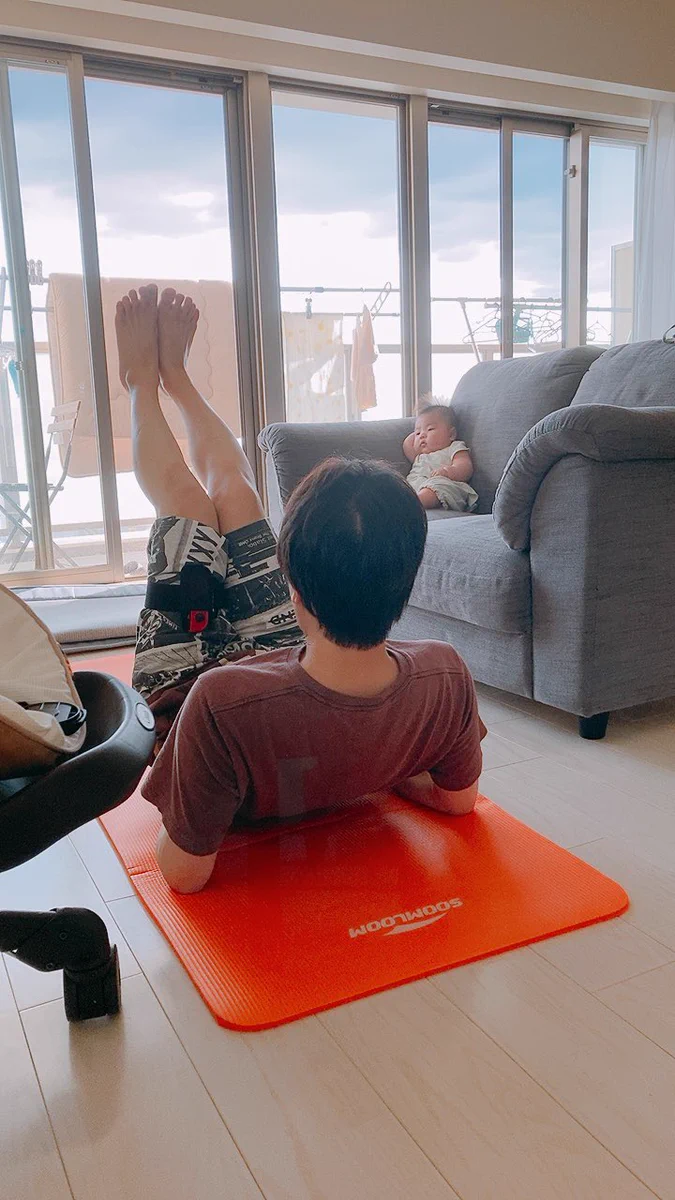 リングフィットしている大人を見守る赤ちゃんの図。