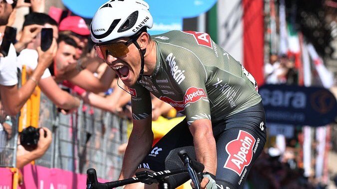 DerailleurM's tweet photo. Despiste del pelotón=Triunfo de la escapada.

#DriesDeBondt #AlpecinFenix #JoãoAlmeida #UAETeamEmirates #DerailleurMagazine #GiroDItalia2022 #GiroDItalia2022 

📷 REUTERS, GCN.

https://t.co/QSQtoaLAio https://t.co/KcpiNgSUl3