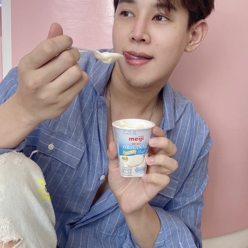 Chainwarakorn's tweet photo. โยเกิร์ตเมจิออริจินัลแบบใหม่ หอมนุ่ม รสชาติเปลี่ยนไปมากแต่หวานกลมกล่อม อร่อยขึ้นและเนียนกว่าเดิม เน้นหน้าตารสชาติเรียลๆ เห็นโฆษณามีพรีเซนเตอร์ใหม่ พีพี บอกอร่อยต่างไม่เหมือนใคร เป็น
รสชาติเฉพาะของตัวเองดี แถมดีต่อสุขภาพด้วยเพราะเคลมว่ามีโพรไบโอติก #โยเกิร์ตเมจิ #MeijiYoghurt https://t.co/y3yR7zxHS1